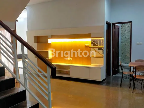 image RUMAH CLUSTER 2 LANTAI FULLY FURNISHED TENGAH KOTA SOLO DENGAN  CARPORT 2 MOBIL (2)