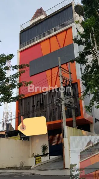 GEDUNG TENGAH KOTA SURABAYA