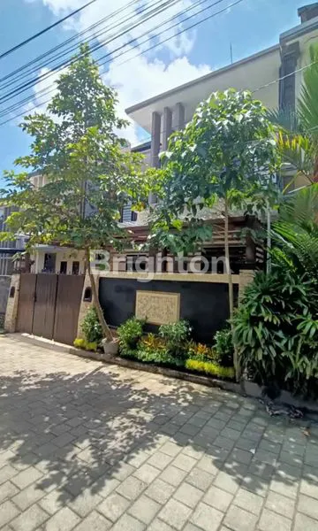 image RUMAH MODERN 2 LANTAI SEMI FURNISH DI JL PADANG LUWIH DALUNG KUTA UTARA (2)