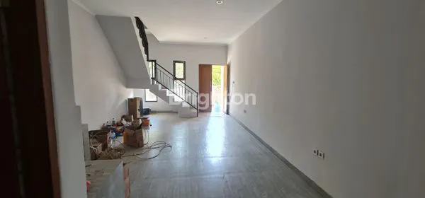 image DIJUAL CEPAT RUMAH 3 LANTAI PERUMAHAN ESTERLAND JIMBARAN (8)