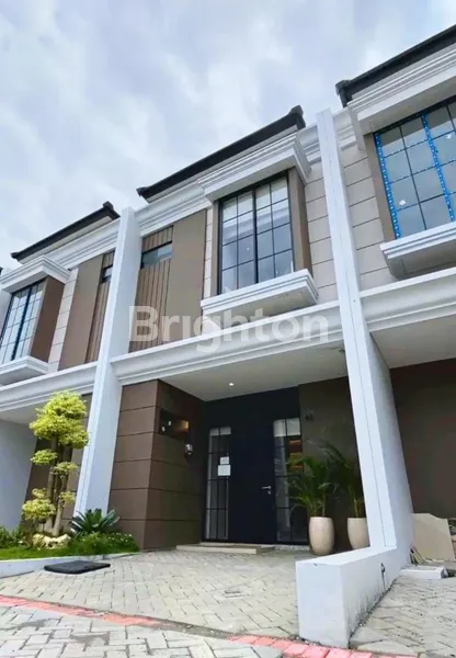 image NEW CLUSTER AT EAST SBY, DAERAH SUKOLILO, START HARGA RP 700JTAN, 2 LANTAI, LEBAR 5M & 6M (1)