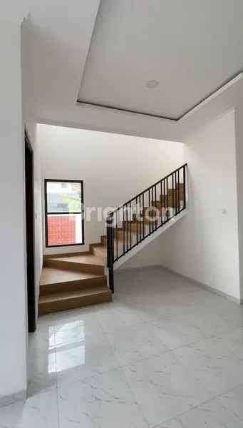 image RUMAH BARU GRESS SIAP HUNI DARMO HARAPAN INDAH DEKAT SUKOMANUNGGAL RAYA SATELIT TANDES GRAHA FAMILI PAKUWON MALL (3)