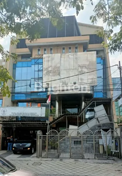 GEDUNG KOMERSIAL AREA RAMAI PUSAT KOTA RAYA NGAGEL