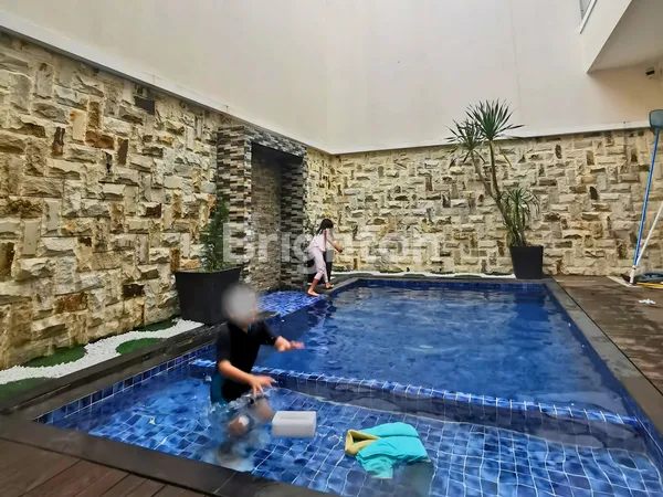 image RUMAH MEWAH 3 LANTAI SIAP HUNI, HOOK, ADA KOLEM RENANG & FULL FURNISHED - TANGGERANG (4)