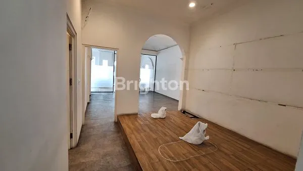 image SEWA GEDUNG LOKASI STRATEGIS 3,5 LANTAI.  (3)