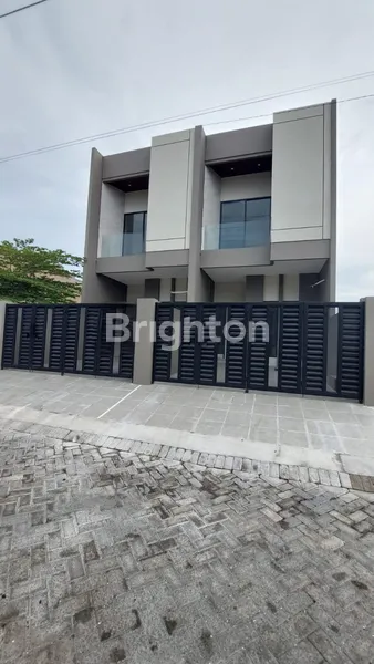 image RUMAH BARU SIAP HUNI 2 LANTAI DI TENGGILIS, SURABAYA 3 KAMAR TIDUR, ROW JALAN LEBAR- DEKAT UBAYA (1)
