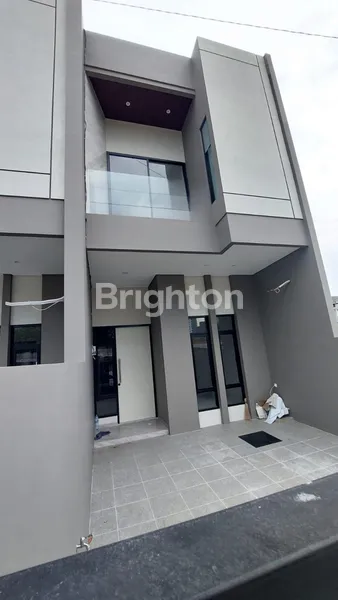 image RUMAH BARU SIAP HUNI 2 LANTAI DI TENGGILIS, SURABAYA 3 KAMAR TIDUR, ROW JALAN LEBAR- DEKAT UBAYA (2)