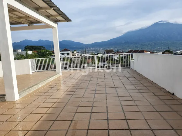 image VILA MEWAH 3 LANTAI DI BATU MALANG, UDARA SEJUK PEMANDANGAN PEGUNUNGAN (1)