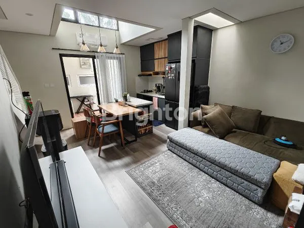 image RUMAH 2 LANTAI SIAP HUNI DI BSD (2)