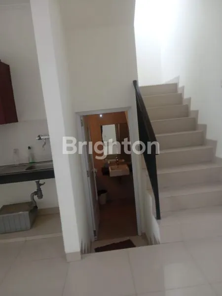 image RUMAH LUAS STRATEGIS 2LT DI GREEN PURI  (7)