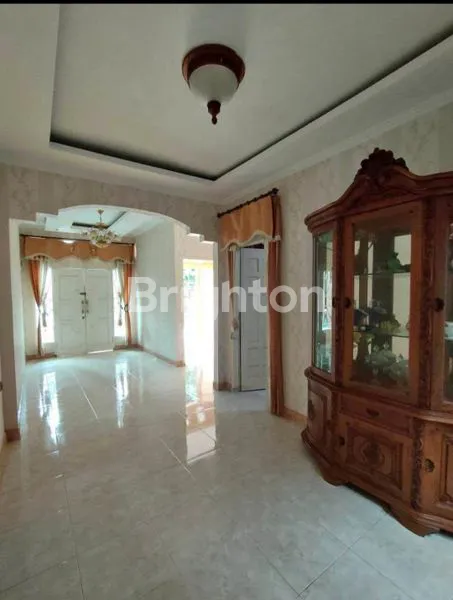 image RUMAH MEWAH 2 LANTAI DEKAT UNMUL, 4KT, SEMI FURNISHED (2)