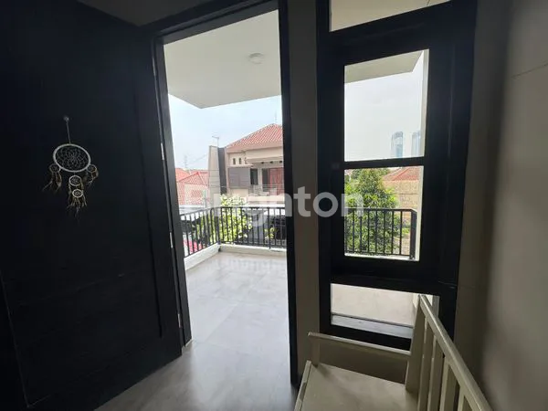 image RUMAH TENANG SIAP HUNI  DI SURABAYA TIMUR DI KOMPLEKS YG  NYAMAN MOJO KIDUL<br />
<br />
DIKELILINGI PUSAT PERBELANJAAN DAN KULINER<br />
CUMA SELANGKAH KE KAMPUS ITS, UNER, PCM & GALAXY MALL DAN RAYA MERR (4)