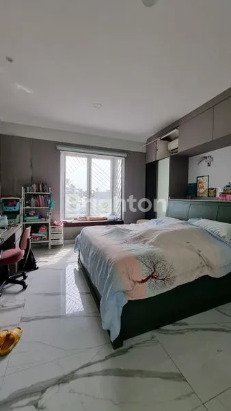 image RUMAH DESAIN CANTIK TAMAN LUAS DI GRIYA PERMATA (7)