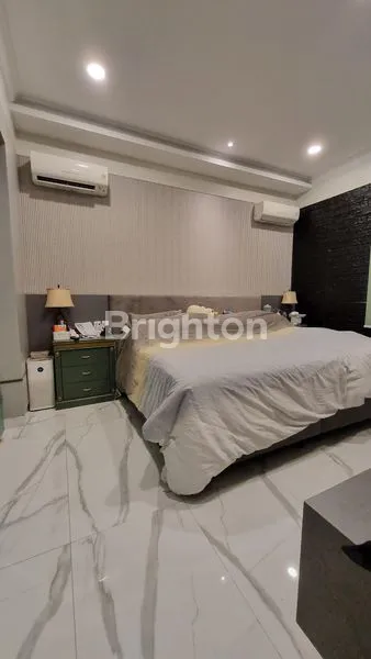 image RUMAH DESAIN CANTIK TAMAN LUAS DI GRIYA PERMATA (5)