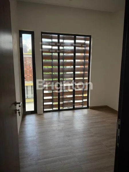 image DI SEWAKAN RUMAH TIGA TINGKAT (3)