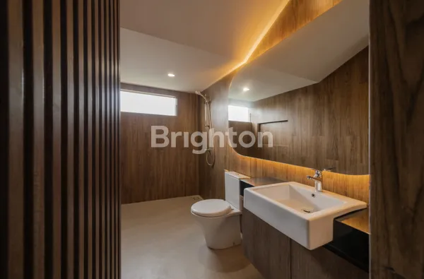 image TROPICAL HOUSE WITH WATERFALL MANYAR KERTOADI LOKASI STRATEGIS DEKAT GM (3)