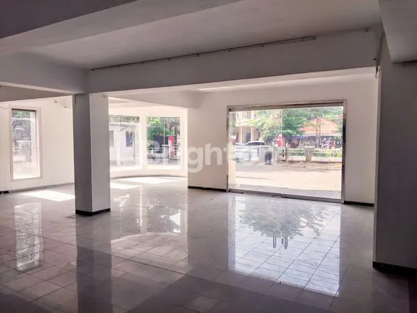 image EX SHOWROOM DAN BENGKEL DI TENGAH KOTA SEMARANG (1)