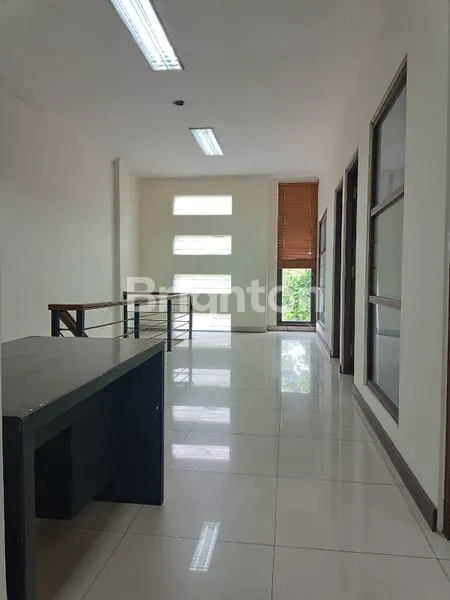 image DI JUAL RUKO 2 LANTAI DI RENONJUAL RUKOJL RAYA PUPUTAN RENON - DENPASARLT 112 LB 210KT 3 KM 3LISTRIK 13200RP 6.500.000.000 SHMHADAP SELATANDI JUAL RUKO 2  LANTAI DI RENON DENPASAR LT 112LB 210KT 3KM 3SUMUR BORIMBSHMHARGA : 6.5 M NEGO- (5)