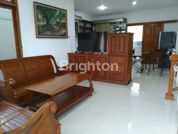 image DI JUAL RUMAH 2 LANTAI SEMINYAK DENPASAR*DIJUAL RUMAH SHM LANTAI 2, FULL FURNISHED DI JL.RAYA KUNTI II, SEMINYAK DENPASAR •LEBAR JALAN : 10M •LUAS TANAH : 228M2 •LUAS BANGUNAN : 193M2 •DIMENSI TANAH : 10X22,8M •HADAP : TIMUR •KAMAR TIDUR : 3 •KAMA (2)
