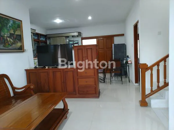 image DI JUAL RUMAH 2 LANTAI SEMINYAK DENPASAR*DIJUAL RUMAH SHM LANTAI 2, FULL FURNISHED DI JL.RAYA KUNTI II, SEMINYAK DENPASAR •LEBAR JALAN : 10M •LUAS TANAH : 228M2 •LUAS BANGUNAN : 193M2 •DIMENSI TANAH : 10X22,8M •HADAP : TIMUR •KAMAR TIDUR : 3 •KAMA (5)