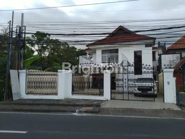 image DI JUAL RUMAH 2 LANTAI SEMINYAK DENPASAR*DIJUAL RUMAH SHM LANTAI 2, FULL FURNISHED DI JL.RAYA KUNTI II, SEMINYAK DENPASAR •LEBAR JALAN : 10M •LUAS TANAH : 228M2 •LUAS BANGUNAN : 193M2 •DIMENSI TANAH : 10X22,8M •HADAP : TIMUR •KAMAR TIDUR : 3 •KAMA (7)