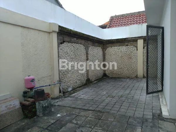 image DI JUAL RUMAH 2 LANTAI SEMINYAK DENPASAR*DIJUAL RUMAH SHM LANTAI 2, FULL FURNISHED DI JL.RAYA KUNTI II, SEMINYAK DENPASAR •LEBAR JALAN : 10M •LUAS TANAH : 228M2 •LUAS BANGUNAN : 193M2 •DIMENSI TANAH : 10X22,8M •HADAP : TIMUR •KAMAR TIDUR : 3 •KAMA (8)