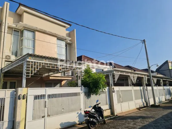 image JUAL MURAH!!! RUMAH 2LT, DAERAH STRATEGIS SURABAYA BARAT, BISA NEGO TIPIS !!!!  BEBERAPA LANGKAH KE INDOMARET, BEBAS BANJIR, DIKELILINGI FASILITAS UMUM!!!! (1)