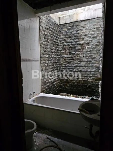 image RUMAH DI LOKASI STRATEGIS LEBAK BULUS, JAKARTA SELATAN (6)