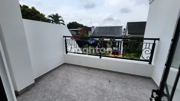 image RUMAH 3 LANTAI BARU RENOVASI SIAP HUNI DI KAWASAN SENTUL CITY (5)