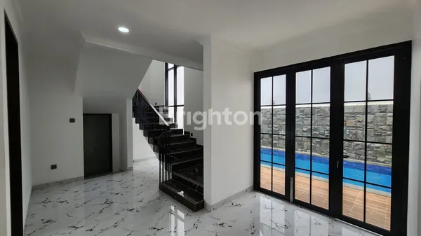 image RUMAH 3 LANTAI BARU RENOVASI SIAP HUNI DI KAWASAN SENTUL CITY (7)