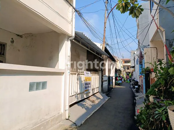 image RUMAH NYAMAN STRATEGIS, BEBAS BANJIR DEKAT DENGAN SEKOLAH, PASAR, PUSKESMAS, KLINIK, MALL, PUSAT KULINER, SIAP HUNI BISA TAMBAH LAHAN HINGGA 165-220 M2 DI TANJUNG DUREN, JAKARTA BARAT (5)