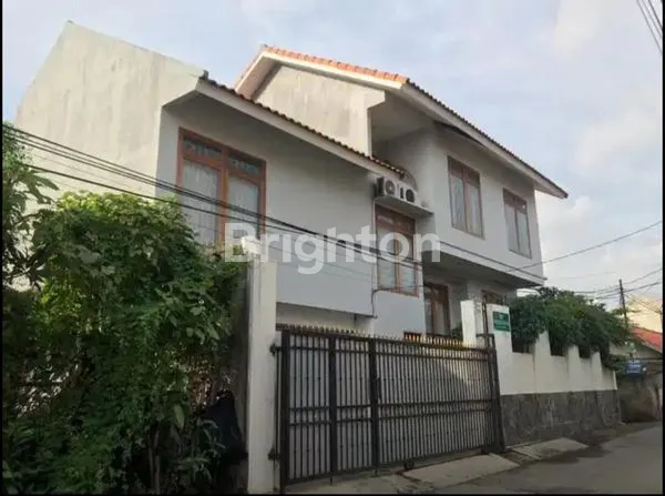 RUMAH HOEK 2 LANTAI DIRADIO DALAM, JAKARTA SELATAN.