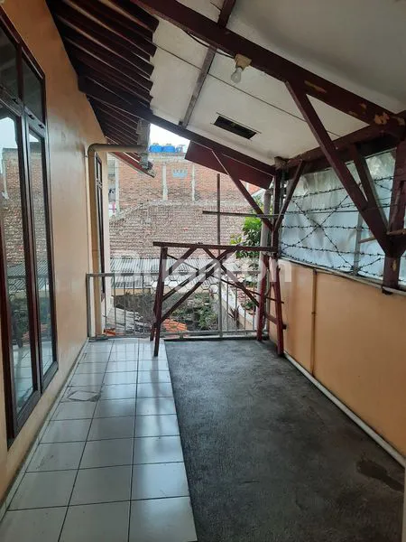 image RUMAH MEWAH 250M² STRATEGIS DEKAT PEMKOT CIMAHI, SIAP HUNI (2)