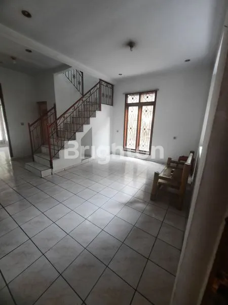 image RUMAH MEWAH 250M² STRATEGIS DEKAT PEMKOT CIMAHI, SIAP HUNI (4)