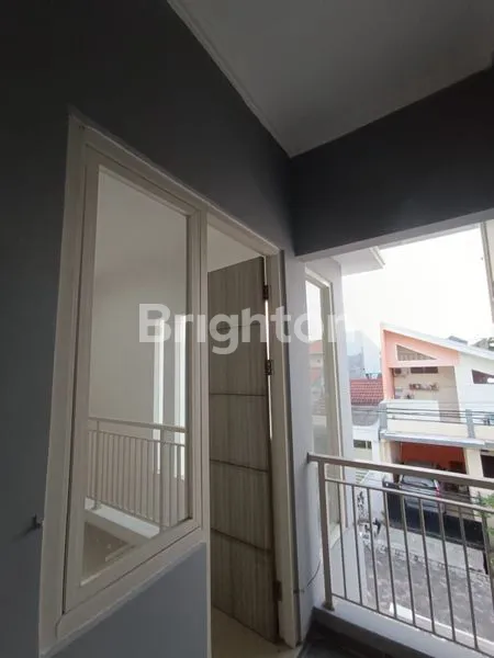 image SUTOREJO MINIMALIS 2 LANTAI DEPAN MASJID & SEKOLAH, DEKAT LAPANGAN / TAMAN, UKURAN 9X11 HOOK BARAT UTARA BISA KPR BONUS KITCHEM SET MINIMALIS (4)