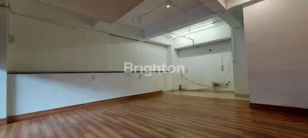 image HOTEL SEMBILAN LANTAI BINTANG DUA LOKASINYA SANGAT STRATEGIS.  AMAN DAN NYAMAN.  AKSES MUDAH  KEMANA MANA. KEMAYORAN JAKARTA PUSAT. (7)