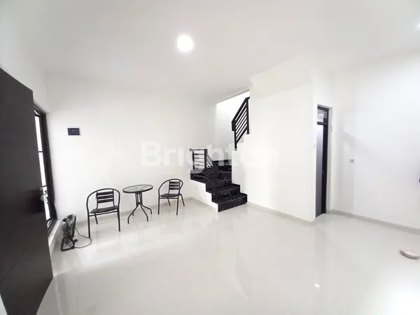 image RUMAH BARU 2 LANTAI DI MERUYA, JAKARTA BARAT FASAD MODEL AMERICAN CLASSIC (4)