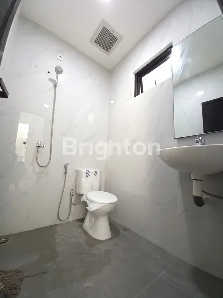 image RUMAH BARU 2 LANTAI DI MERUYA, JAKARTA BARAT FASAD MODEL AMERICAN CLASSIC (7)