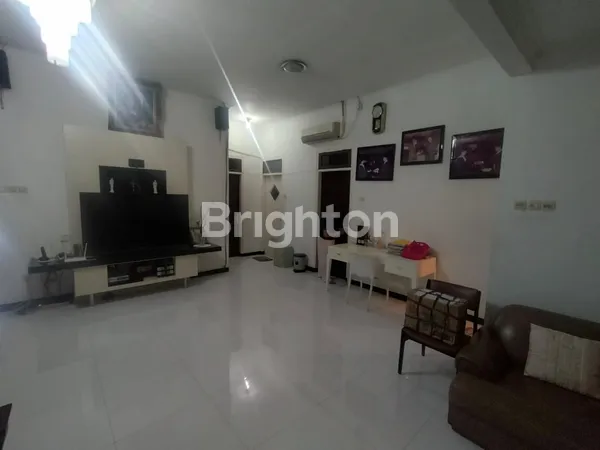 image RUMAH 1.5 LANTAI TERAWAT FURNISHED SIAP HUNI DARMO HARAPAN DEKAT SUKOMANUNGGAL RAYA SATELIT  HR MUHAMMAD GRAHA FAMILI PAKUWON MALL (3)