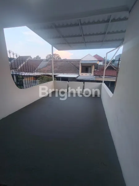 image RUMAH 1.5 LANTAI TERAWAT FURNISHED SIAP HUNI DARMO HARAPAN DEKAT SUKOMANUNGGAL RAYA SATELIT  HR MUHAMMAD GRAHA FAMILI PAKUWON MALL (7)