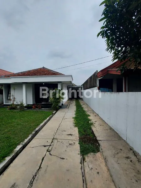 image RUMAH CANTIK TERAWAT 1 LANTAI DENGAN HALAMAN LUAS SUASANA TENANG DAN UDARA SEJUK DI LALADON (2)