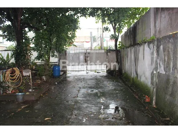 image RUMAH DENGAN HALAMAN LUAS BERADA DIJALAN RAYA DR. SEMERU BOGOR (2)