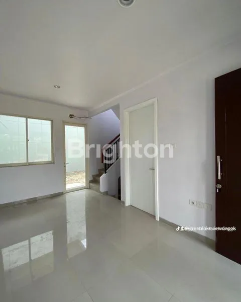 image HUNIAN LUAS DI CIMANGGIS DENGAN PEMANDANGAN DANAU DAN FASILITAS WATERPARK (4)