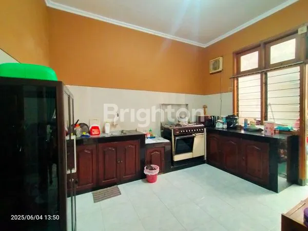 image RUMAH KLASIK TROPIS 2 LANTAI ASRI & LUAS DI RUNGKUT ASRI SURABAYA, SIAP HUNI. (4)