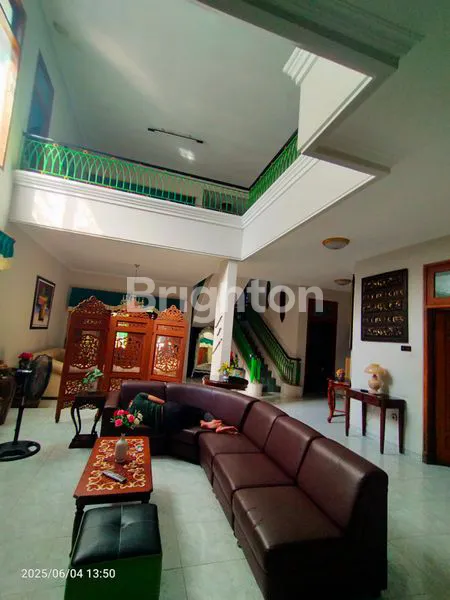 image RUMAH KLASIK TROPIS 2 LANTAI ASRI & LUAS DI RUNGKUT ASRI SURABAYA, SIAP HUNI. (5)
