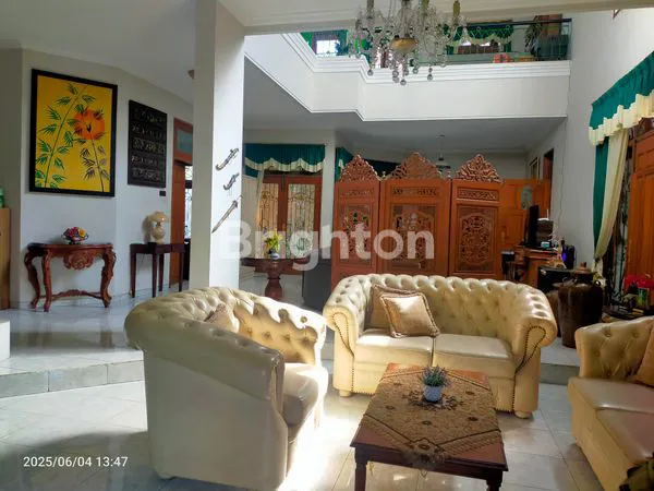 image RUMAH KLASIK TROPIS 2 LANTAI ASRI & LUAS DI RUNGKUT ASRI SURABAYA, SIAP HUNI. (2)