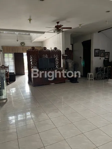 image RUMAH MEWAH 2 LT  RUANG LUAS DAN ELEGAN,LOKASI STRATEGIS DI PUSAT KOTA SIDOARJO (3)