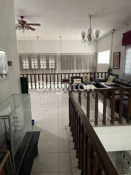 image RUMAH MEWAH 2 LT  RUANG LUAS DAN ELEGAN,LOKASI STRATEGIS DI PUSAT KOTA SIDOARJO (5)