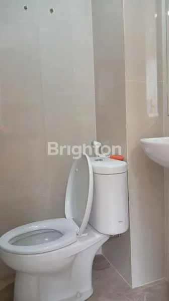 image KOS STRATEGIS MEWAH DI JATIPADANG, DEKAT PUSAT PERBELANJAAN (6)