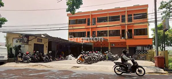 image RUKO STRATEGIS UNTUK USAHA DAN INVESTASI MENGUNTUNGKAN DI MAYJEND SUNGKONO MALANG SEBAGAI PENGHUBUNG PUSAT KOTA MALANG KE BERBAGAI KOTA DI SELATAN JAWA TIMUR. (3)